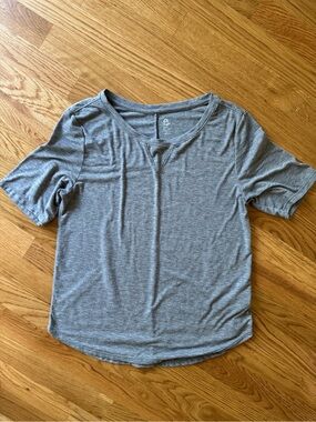 GapFit Breathe Lightweight Gray Scoop Neck Tee